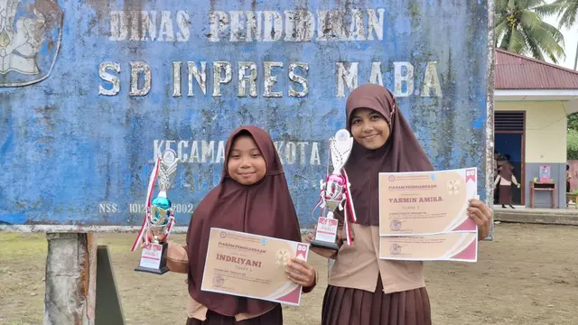 Anak-anak di empat desa lingkar tambang Halmahera Timur, Provinsi Maluku Utara (Malut) belajar bahasa Inggris.