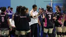 Pelatih tim voli putri Indonesia, Muhamad Ansori (kaos putih) memberikan arahan saat time out semifinal voli putri SEA Games ke-28 di OCBC Arena, Singapura, Minggu (14/6/2015). Pevoli Indonesia kalah 1-3 dari Thailand. (Liputan6.com/Helmi Fithriansyah)