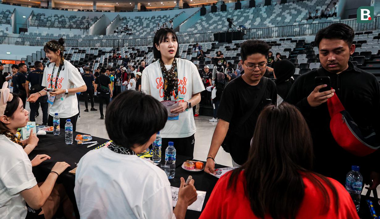<p>Pemain Red Sparks, Yeum Hye-seon ikut mengantre tanda tangan saat acara fans signing Fun Volleyball 2024 di Indonesia Arena, Senayan, Jakarta, Sabtu (20/04/2024). (Bola.com/Bagaskara Lazuardi)</p>