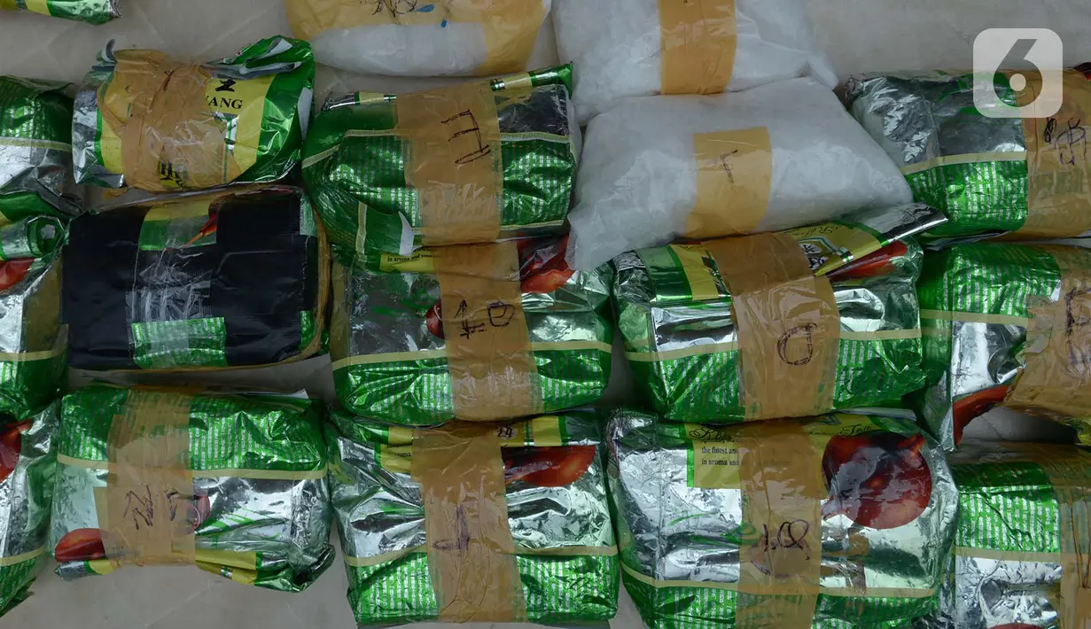 Barang bukti ditunjukkan saat rilis kasus narkoba di Polres Jakarta Barat, Kamis (31/10/2019). Penggerebakan dilakukan di Kampung Ambon dengan mengamankan lima orang tersangka serta barang  bukti sabu 23,5 kilogram dan 190 butir pil happy-5 dan mobil sedan. (merdeka.com/Imam Buhori)