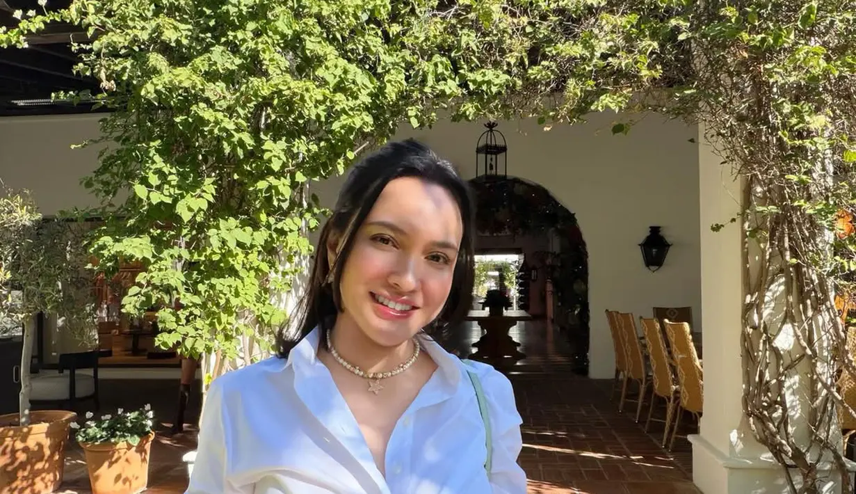 Bukan cuma busana, rambut medium yang ditata half updo bikin Shandy Aulia tampil awet muda [@shandyaulia]