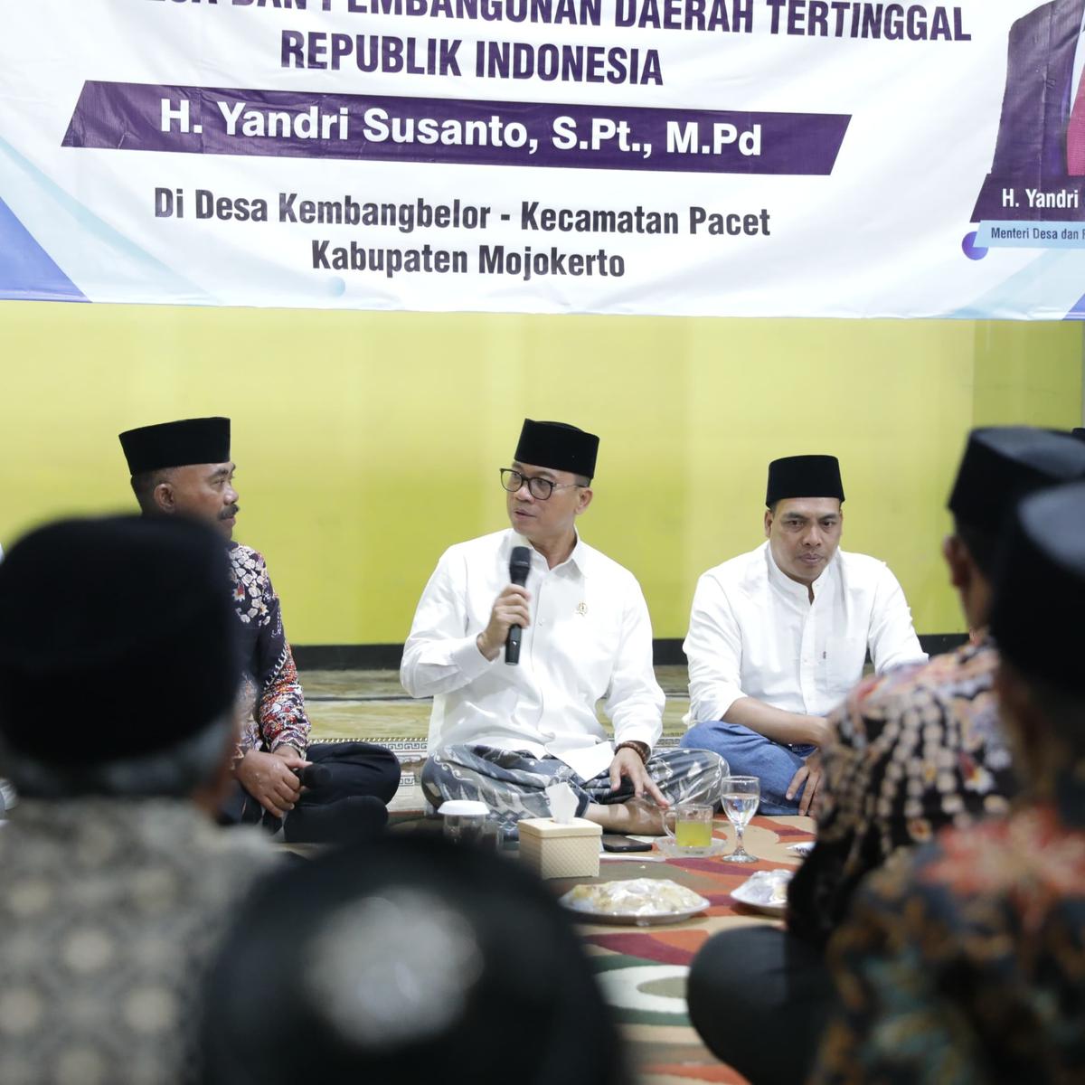 Potret Mendes PDT Yandri Lesehan Bareng Warga Desa di Mojokerto