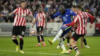 Penyerang Chelsea Romelu Lukaku (tengah) mencoba melepaskan tembakan ke gawang Brentford pada matchday kedelapan Liga Inggris di Brentford Community Stadium, Sabtu (16/10/2021) malam WIB. Chelsea menang 1-0 lewat gol Ben Chilwell. (AP Photo/Matt Dunham)