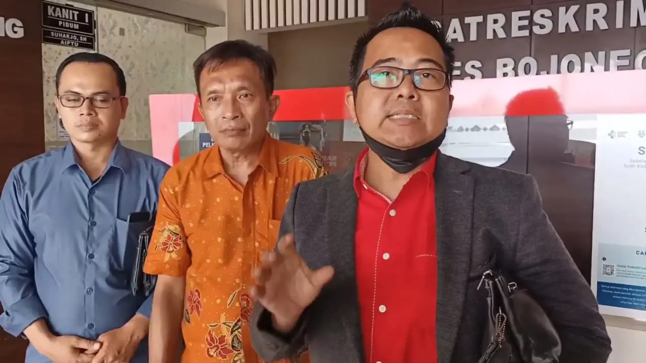 Kuasa Hukum Carrine Irawan Kumalasari, Muhammad Sholeh didampingi Wabup Wawan saat diwawancarai awak media. (Ahmad Adirin/Liputan6.com).