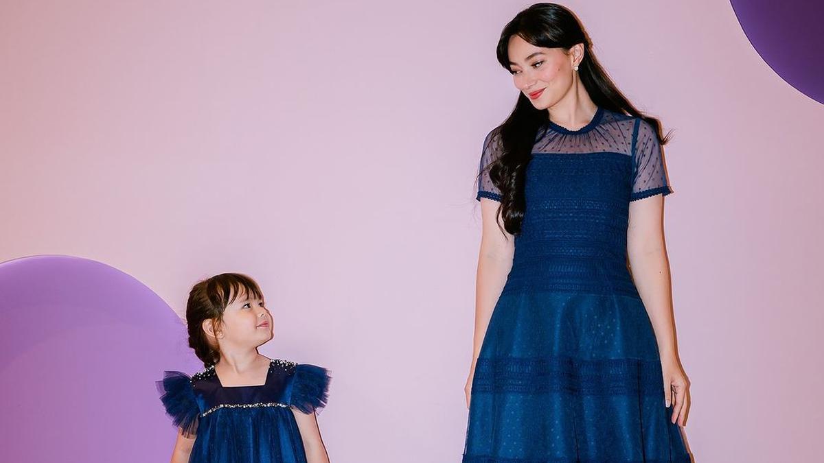 6 Potret Asmirandah dan Chloe Tampil Kompak dengan Dress Biru, Ibu-Anak Bak Putri di Negeri Dongeng