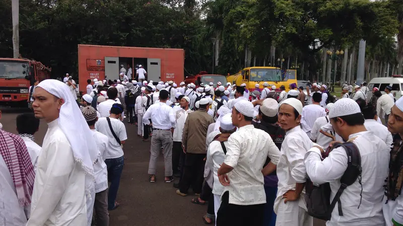 Peserta demo 2 Desember antre toilet di Monas, Jakarta Pusat.