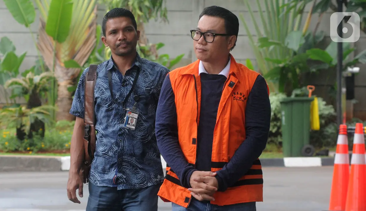 Mantan Dirut Perum Perindo Risyanto Suanda (kanan) saat akan menjalani pemeriksaan di Gedung KPK, Jakarta, Jumat (3/1/2020). Risyanto diperiksa sebagai tersangka untuk melengkapi berkas terkait menerima suap izin kuota impor ikan frozen pacific mackerel atau ikan salem. (merdeka.com/Dwi Narwoko)