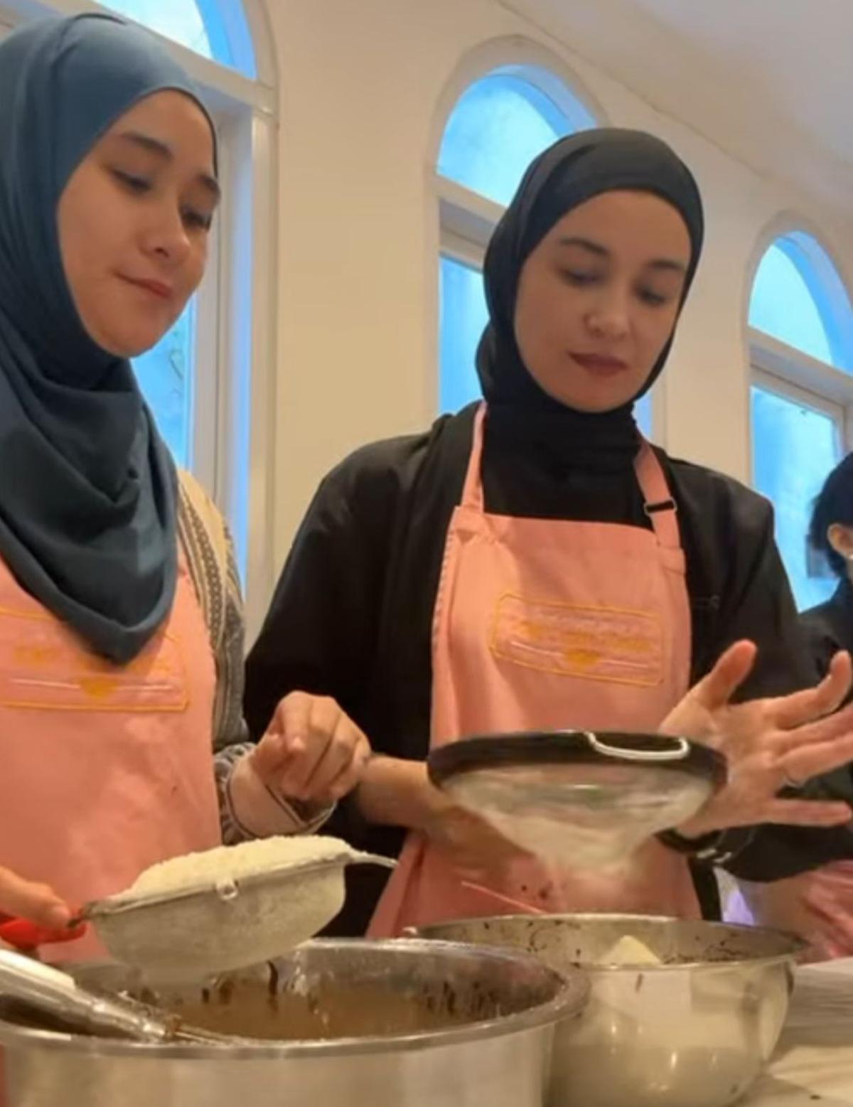 Momen Seru di Balik Kekompakan Shireen Sungkar, Ryana Dea, dan Paula Verhoeven Saat Baking Class