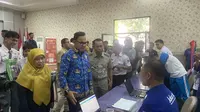 Wakil Menteri Dalam Negeri (Wamendagri) Bima Arya memantau langsung, aksi jemput bola dari Dirjen Kependudukan dan Catatan Sipil atau Dukcapil dalam giat perekaman E-KTP. (Liputan6.com/Radityo Priyasmoro)
