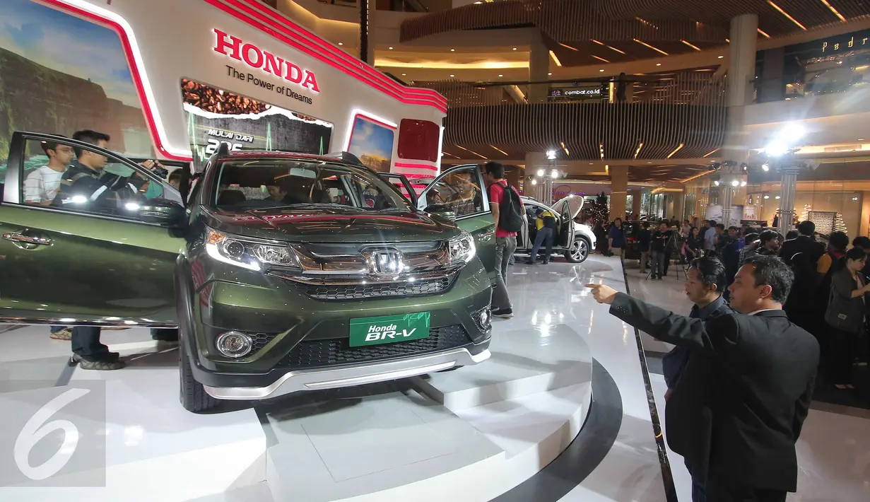 Pengunjung melihat interior mobil Honda BR-V di Jakarta. (2/12). Mobil Honda BR-V memiliki empat varian tipe dengan harga yang berbeda - beda. (Liputan6.com/Angga Yuniar)