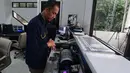 Petugas mengamati aktivitas Gunung Anak Krakatau melalui  alat seismograf  di Pos Pemantau Gunung Anak Krakatau di Pasauran, Kabupaten Serang, Banten, Minggu, 6 September 2026. (KLY/Arie Basuki)