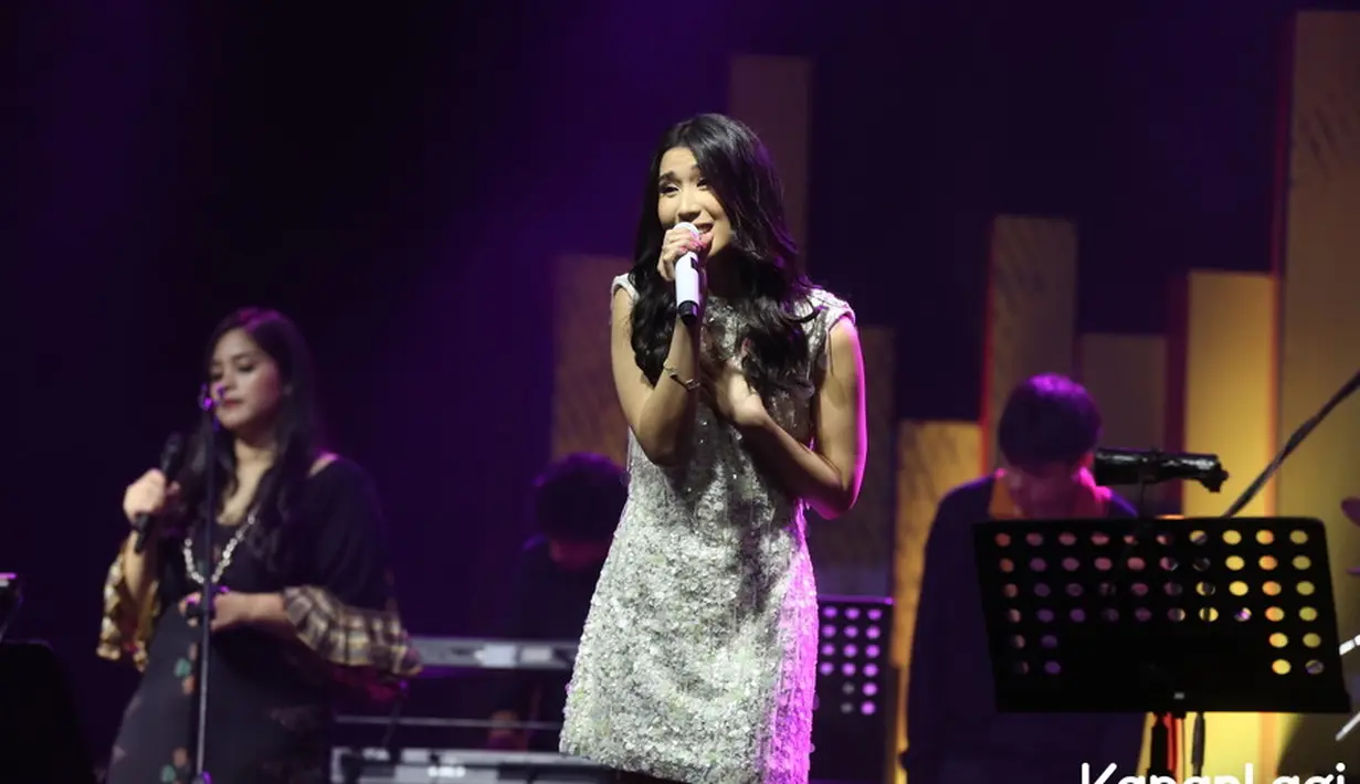 Pelantun Seribu Kali Cinta, Christie Hartono tampak anggun dengan dress berpotongan lengan pendek berwarna putih. [Foto: KLY/Adrian Utama Putra].
