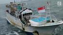 Kapal Sunrise Glory saat ditangkap KRI Sigurot 864 di selat Philips, Batam (7/2). Proses penangkapan berawal saat KRI Sigurot-864 sedang melaksanakan patroli di perairan Selat Phillip, perbatasan antara Singapura-Batam. (Liputan6.com/HO/Armabar TNI AL)