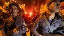 Polisi bersenjata lengkap berjaga di lokasi ledakan yang terjadi saat penggerebekan sebuah apartemen di Kairo yang diduga menjadi tempat persembunyian militan, Mesir, Kamis (21/1). Enam orang tewas, termasuk tiga polisi. (REUTERS/Mohamed Abd El Ghany)