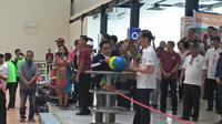 Presiden Joko Widodo bersama Ketua PKB Muhammad Iskandar atau Cak Imin bermain boling di venue boling JSC Palembang (Dok. Dinda Palembang untuk Nefri Inge / Liputan6.com)