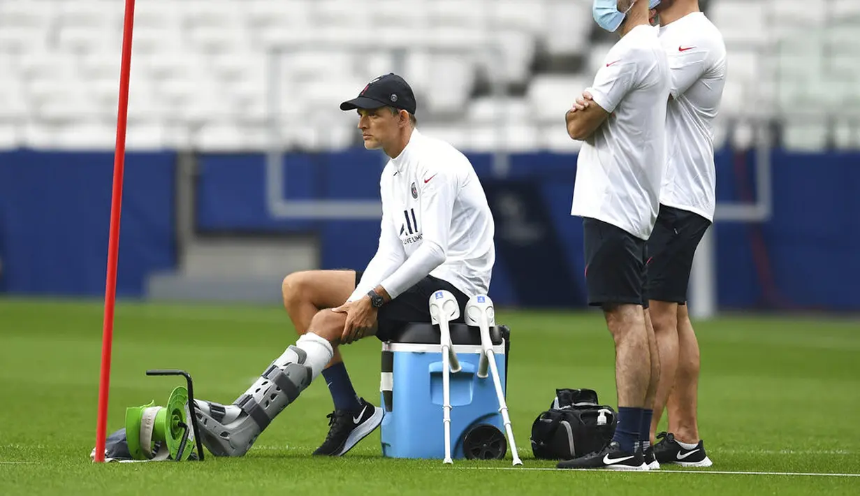Pelatih PSG, Thomas Tuchel melihat pemainnya berlatih di stadion Luz di Lisbon, Selasa (11/8/2020). PSG akan bertanding melawan Atalanta pada perempat final Liga Champions di stadion Da Luz, Lisbon, Portugal. (David Ramos / Pool via AP)