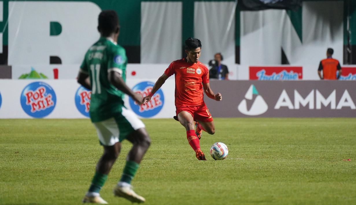 Gol kedua bagi Persija Jakarta pada laga ini hadir pada menit ke-24. Sepakan jarak jauh dari Firza Andika tak bisa ditahan kiper PSS, Anthony Pinthus. (Dok. Persija Jakarta)
