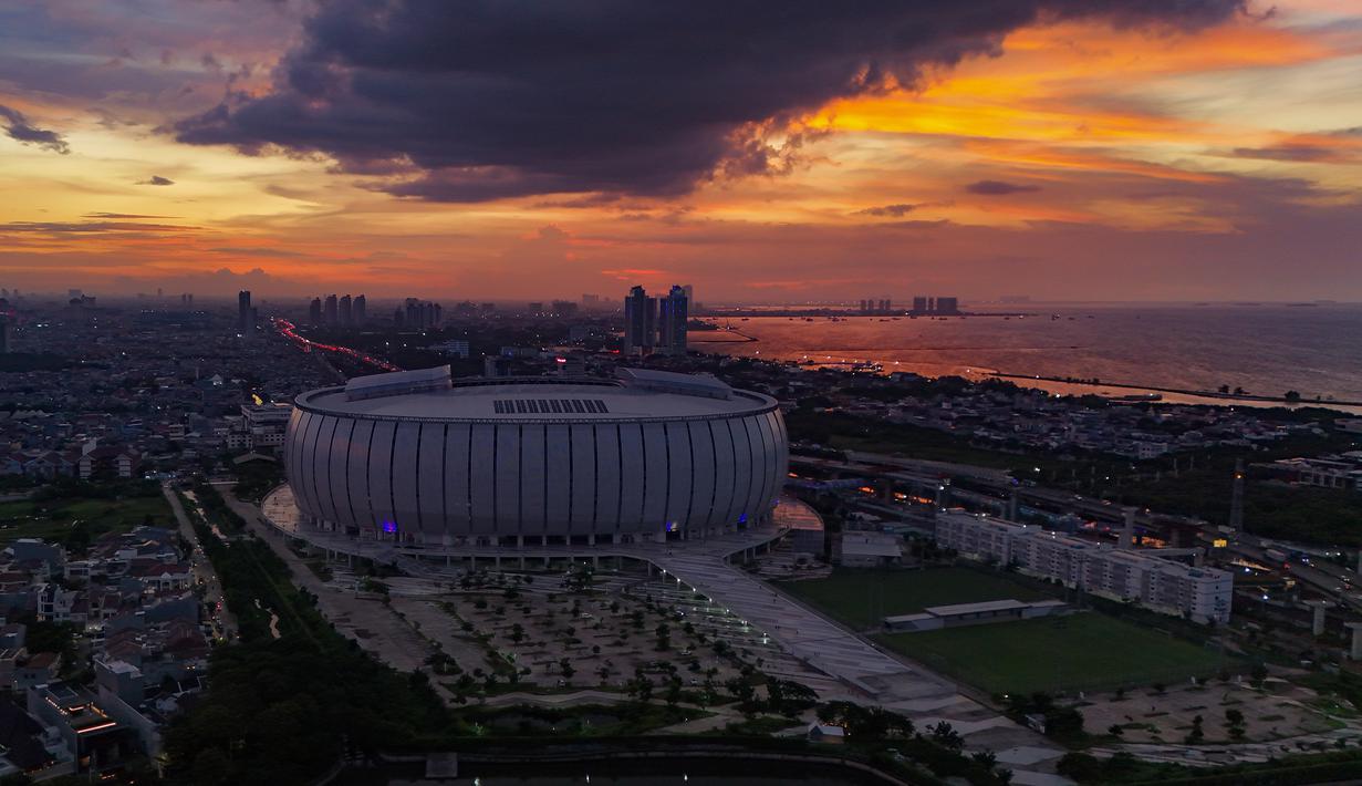 Foto udara kawasan Jakarta International Stadium (JIS) di tengah kepadatan pemukiman Kota Jakarta di Papanggo, Jakarta Utara, Senin (14/4/2025). (merdeka.com/Arie Basuki)