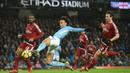Pemain Manchester City, Leroy Sane (tengah) berusaha menjangkau bola saat melawan Watford pada lanjutan Premier League di Etihad stadium, Manchester, (2/1/2018).  City menang 3-1. (AFP/ Oli Scarff)