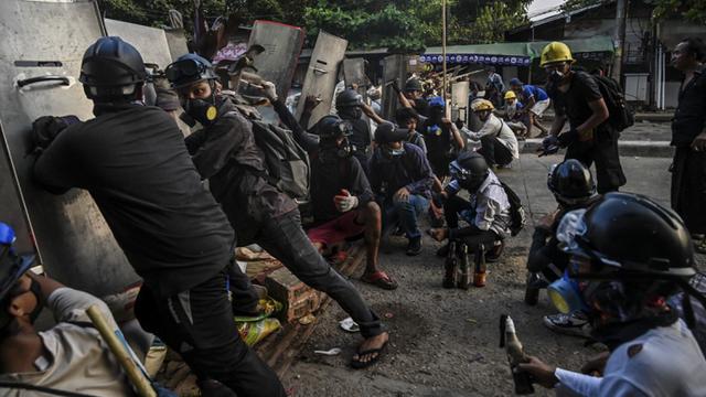 FOTO: Potret Kerasnya Protes Menentang Kudeta Militer Myanmar