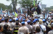 Di Bandung, lantunan zikir polisi tenangkan demonstran