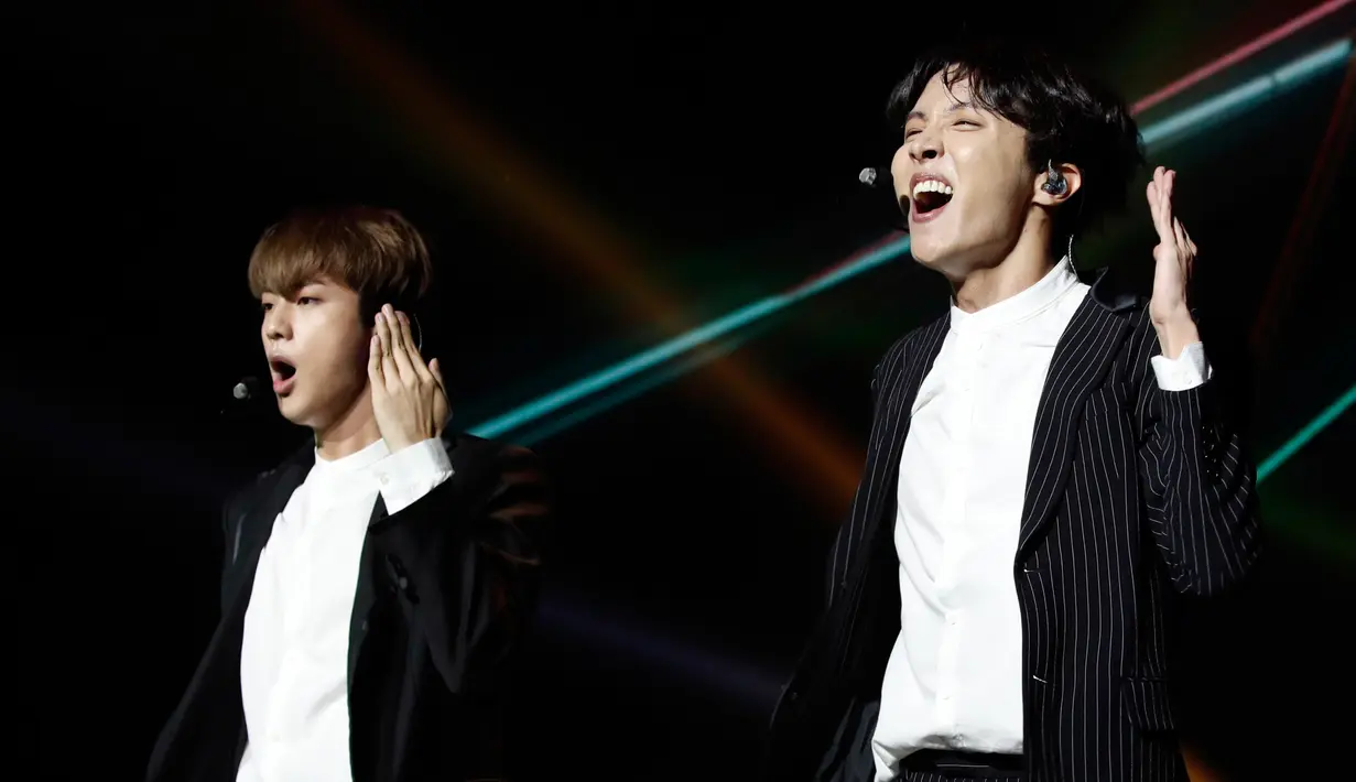 Penampilan boyband K-pop, BTS dalam konser negara persahabatan antara Korea Selatan dan Prancis yang digelar di Paris, Minggu (14/10). Pada penampilan tersebut personel BTS, Jungkook, masih duduk di kursi karena cedera kaki. (YOAN VALAT/POOL/AFP)