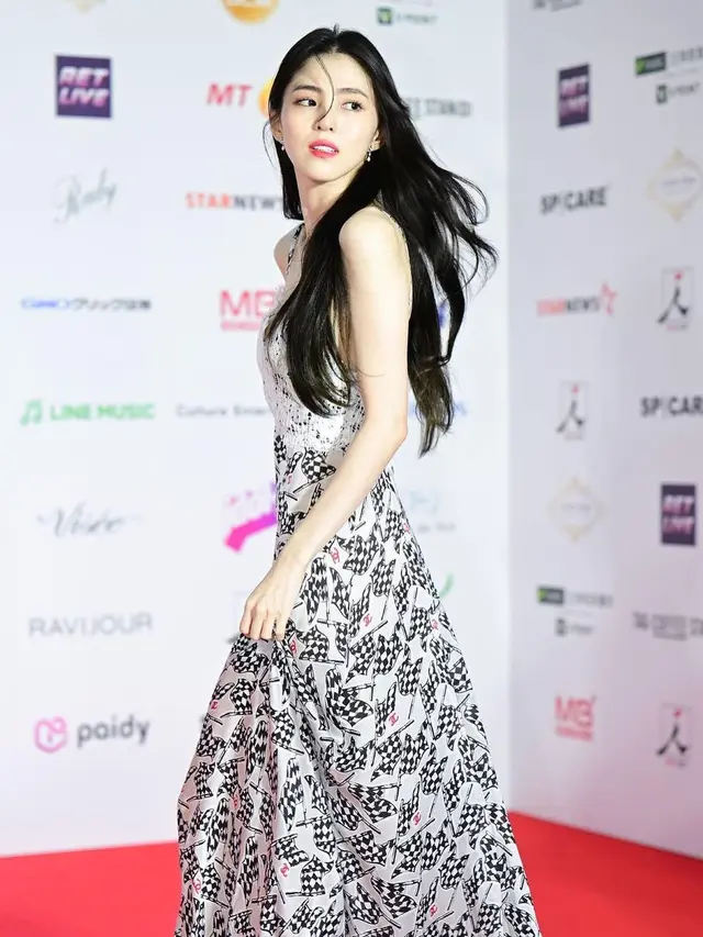 Berfoto dengan Lyodra Ginting, Han So Hee Tampil Layaknya Putri Bangsawan dengan Gaun Rp100jutaan