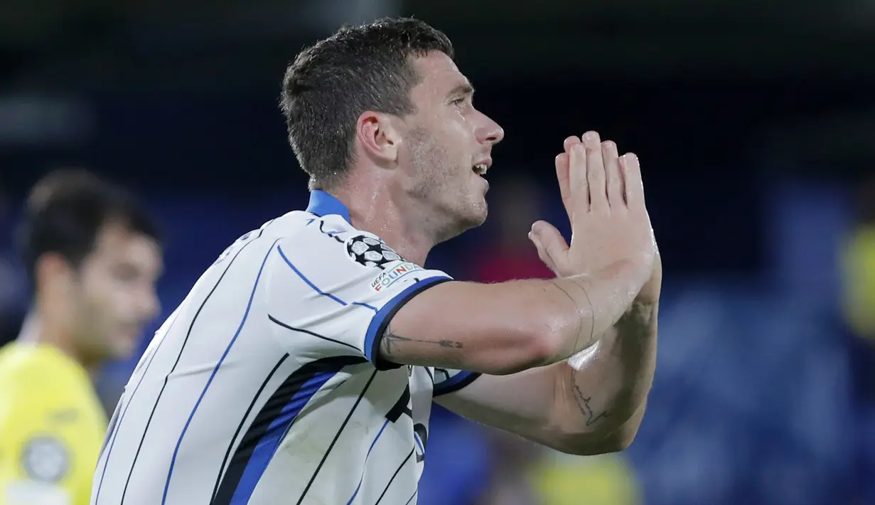 Selang dua menit, Atalanta kembali mengancam gawang Villarreal melalui Robin Gosens. Tendangan kerasnya dari luar kotak penalti masih melenceng dari sasaran. (Foto: AP/Alberto Saiz)