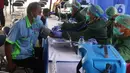 Petugas melakukan tes skrining terhadap calon penerima vaksin COVID-19 di Terminal Poris Plawad, Cipondoh, Kota Tangerang, Kamis (4/3/2021). Ada sebanyak 1.000 peserta pekerja transportasi mulai dari sopir angkot, bus, taksi dan ojek yang divaksinasi Covid-19. (Liputan6.com/Angga Yuniar)