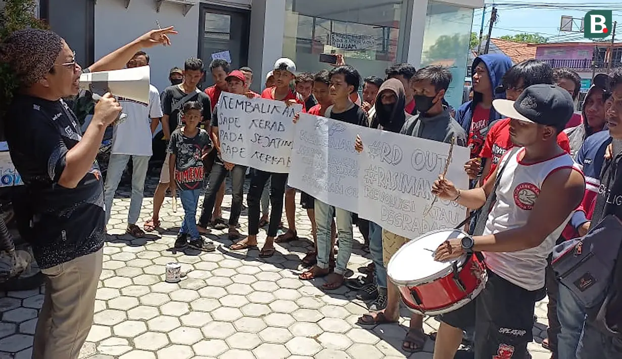 Aliansi suporter tersebut merupakan gabungan dari 5 fan base Madura United, yaitu K Conk Mania, Trunojoyo Mania, Taretan Dhibi, Ultras Madura dan Peccot Mania. (Bola.com/Aditya Wany)
