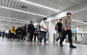 Para WNI korban TPPO di Myawaddy, Myanmar, mendarat di Bandara Internasional Soekarno-Hatta pada Jumat (29/11/2024) pukul 22.10 WIB&nbsp;menggunakan penerbangan Air Asia QZ 257 rute Bangkok&ndash;Jakarta. (Dok. Kemlu RI)
