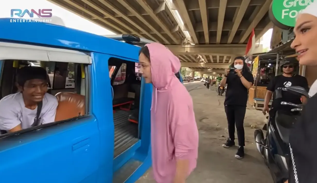 Perempuan dua orang anak itu tampil kece naik angkot. Perempuan biasa disapa Gigi itu mengenakan hoodie warna pink dengan celana legging warna hitam. Ia juga terlihat memakai sandal crocs berwarna hijau. [Youtube/Rans Entertainment]