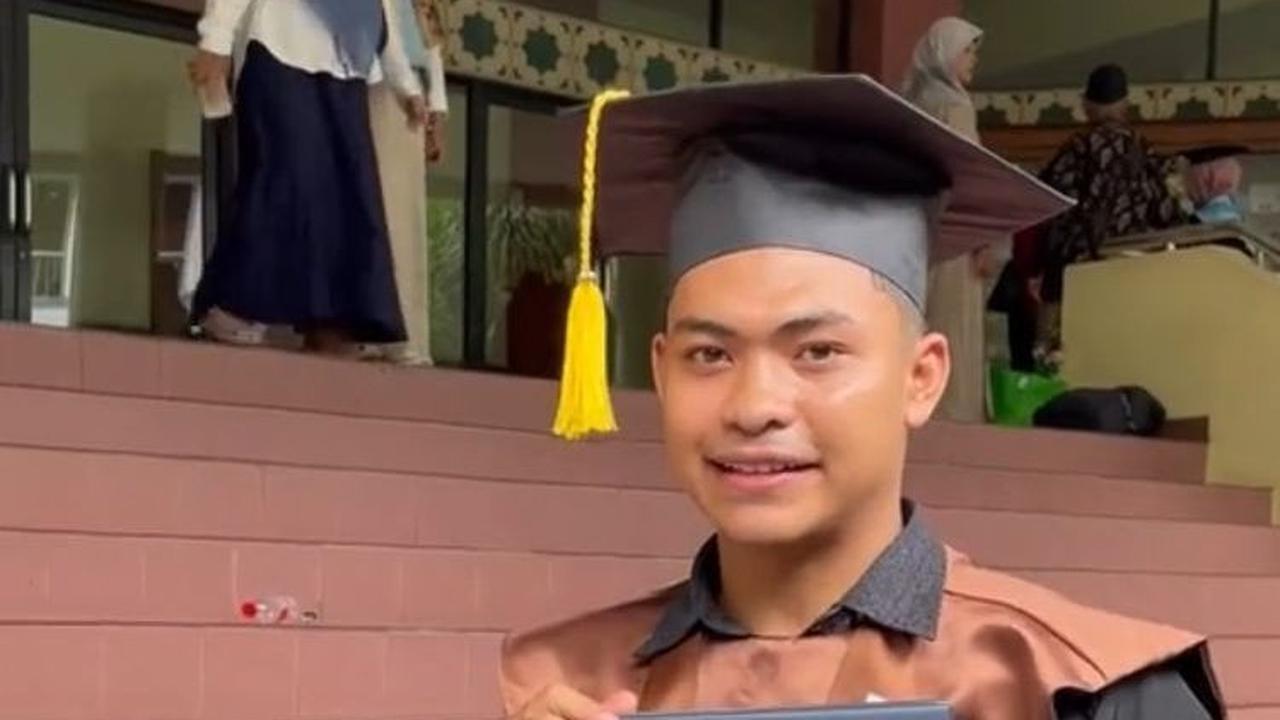 Datang ke Wisuda Mahasiswa yang Orang Tuanya Tak Bisa Hadir, Aksi Dosen Ini Tuai Pujian