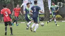 Pertandingan sepak bola dalam rangkaian HUT Gerindra ke-15 di Lapangan Sepak bola DPR RI, Jakarta, Selasa (31/1/2023). Sejumlah kegiatan dilaksanakan dalam rangkaian HUT Gerinda Ke-15 yang digelar sederhana dan tidak secara foya-foya. (Liputan6.com/Faizal Fanani)