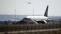 Pesawat Saudi Arabian Airlines penerbangan SVA 226 terisolasi di landasan bandara Barajas di Madrid, Spanyol, Kamis (4/2/2016). Pesawat tujuan Riyadh tersebut membatalkan penerbangan setelah menerima ancaman bom. (REUTERS/Sergio Perez)