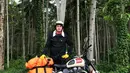 Beberapa waktu lalu Kevin tampak mengunggah foto mengendarai motor klasik kesayangannya. Aktor yang memulai kariernya tahun 2006 ini terlihat touring menggunakan motor royalenfield. Begini Kevin saat touring ke Bojongkaso, Agrabinta, Cianjur.(Liputan6.com/IG/@kevinjulio1993)