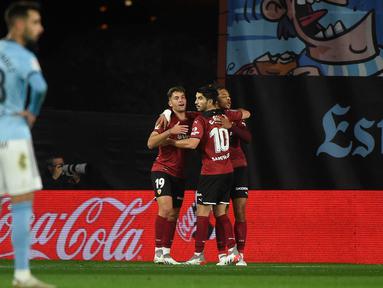 Pemain Valencia Hugo Duro (kiri) merayakan dengan rekan setimnya usai mencetak gol ke gawang Celta Vigo pada pertandingan Liga Spanyol di Stadion Balaidos, Vigo, Spanyol, 5 Desember 2021. Valencia menang 2-1. (MIGUEL RIOPA/AFP)