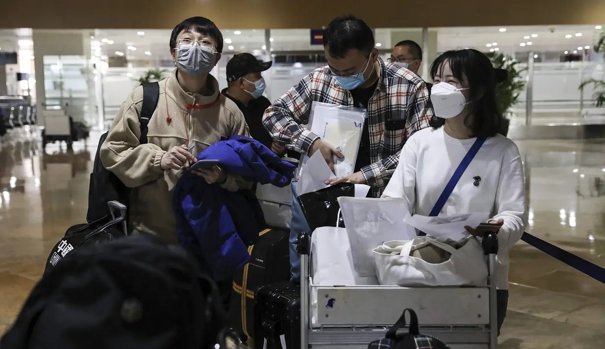 Penumpang asing dengan mengenakan masker tiba di Bandara Internasional Manila, Filipina, Kamis (10/2/2022). Filipina mulai hari ini membuka kembali pintu bagi turis asing yang telah divaksinasi penuh Covid-19 setelah hampir dua tahun menutup perbatasannya. (AP Photo/Basilio Sepe)
