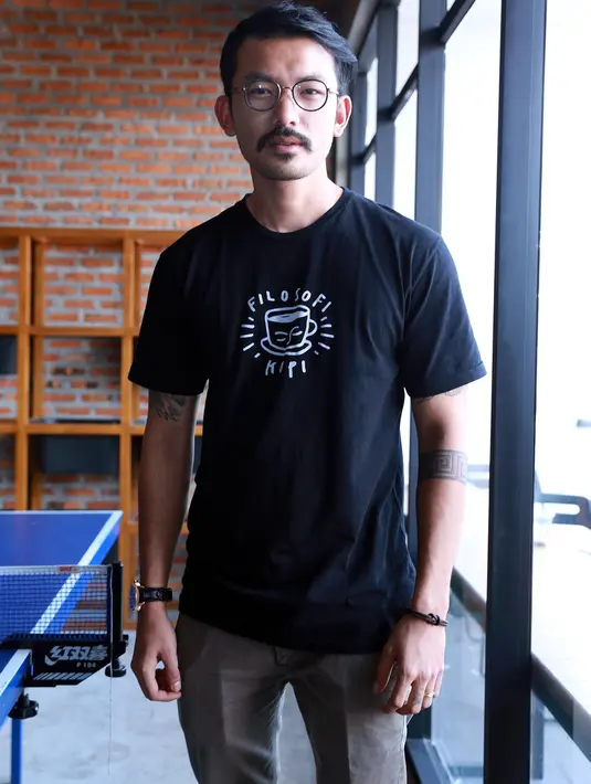 Rio Dewanto menerapkan 'learning by doing' dalam mengembangkan bisnis kopinya. Ia akan terus memanfaatkan teknologi yang ada karena itu merupakan aset masa depan. (Wimbarsana/Bintang.com)