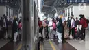 Sejumlah calon penumpang memasuki kereta api Airlangga di Stasiun Pasar Senen, Jakarta, Minggu (10/4/2022). Memasuki pekan kedua Ramadhan, gelombang arus mudik di Stasiun Pasar Senen mulai terlihat. (Liputan6.com/Herman Zakharia)