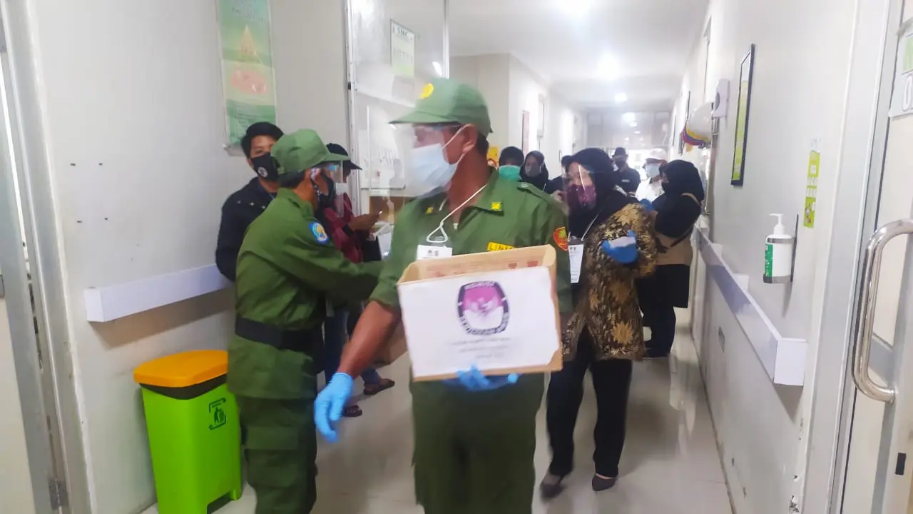 Beberapa petugas KPPS tengah mendata beberapa pasien yang akan memberikan hak pilihnya di Pilkada Tasikmalaya, Jawa Barat.
