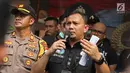 Kasat Narkoba Polres Jakarta Barat AKBP Erick Frendriz saat jumpa pers seusai olah TKP pabrik sabu di Kalideres, Jakarta, Senin (24/6/2019). Pabrik pembuatan sabu tersebut sudah beroperasi sejak tahun 2018. (Liputan6.com/Herman Zakharia)