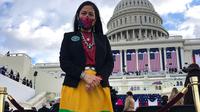 Deb Haaland menambahkan sentuhan busana khas suku Indian saat menghadiri pelantikan Presiden Joe Biden di Washington, Amerika Serikat, 20 Januari 2021. (dok. tim Deb Haaland/Vogue US)