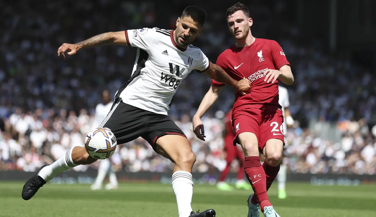 Striker Fulham, Aleksandar Mitrovic, berhasil mengukir brace atau dua gol ke gawang Liverpool pada pekan perdana Premier League. (AP/Ian Walton)