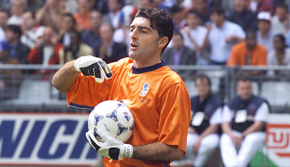1. Gianluca Pagliuca. Memiliki Caps sebanyak 49 dalam rentang 9 tahun, 1990-1998. Menjadi kiper nomor 1 pada gelaran Piala Dunia 1994 dengan menyisihkan Walter Zenga dan berlanjut hingga PD 1998. Posisinya diambil alih Gianluigi Buffon sehari setelah Piala Dunia 1998. (AP/Hans Deryk)