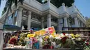 Kumpulan karangan bunga sebagai ungkapan bela sungkawa di sekitar lokasi kejadian ledakan bom di Thailand), Bangkok, Rabu (19/8/2015). Peristiwa tersebut dikabarkan telah menewaskan sekitar 20 orang. (AFP Photo/Jerome Taylor)