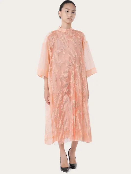 Motif sulaman dalam koleksi ini diadaptasi dan terinspirasi dari motif-motif tradisional Indonesia yang sering muncul di beberapa koleksi Sapto Djojokartiko sebelumnya, seperti motif modang, tirto tedjo, arnit, sempur, yayi, kotak, dan sangkar. Penggunaan berbagai motif ini memberi kesan modern.