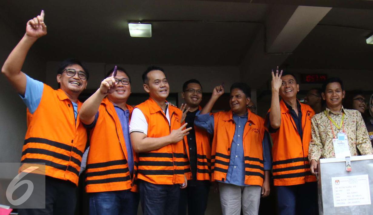 Tujuh tahanan KPK yang memiliki hak suara untuk Pilkada DKI Jakarta berfoto bersama usai menggunakan hak suaranya di TPS 19 Kelurahan Karet (khusus), di Gedung KPK, Jakarta, Rabu (15/2). (Liputan6.com/Helmi Affandi)