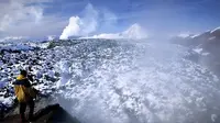 Terjawab, Misteri Lava Biru Spektakuler Keluar dari Kawah Ijen