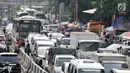 Suasana kemacetan di kawasan Pasar Tanah Abang, Jakarta, Kamis  (16/5/2019). Penataan daerah Tanah Abang secara terintegrasi dan menyeluruh dibutuhkan untuk mengurai kemacetan di kawasan pusat grosir pakaian terbesar se-Asia Tenggara tersebut. (merdeka.com/Iqbal S Nugroho)